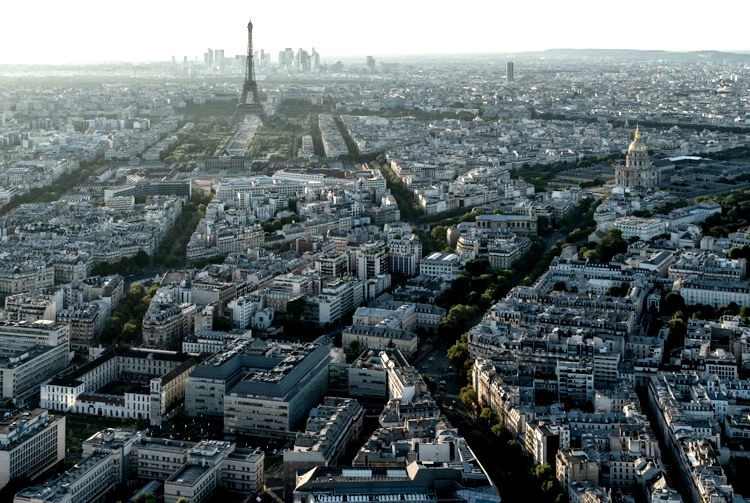 Paris, Franța: Cunoscut drept "Orașul Luminilor", Parisul este celebru pentru Turnul Eiffel, Catedrala Notre-Dame, Muzeul Luvru și atmosfera sa romantică.